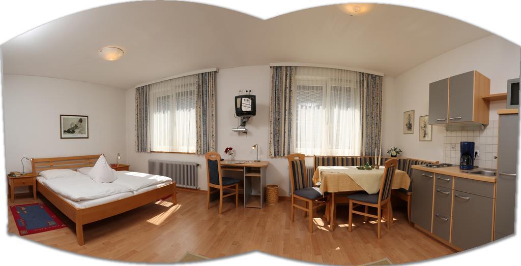 Hofer Guest House Villach Room photo